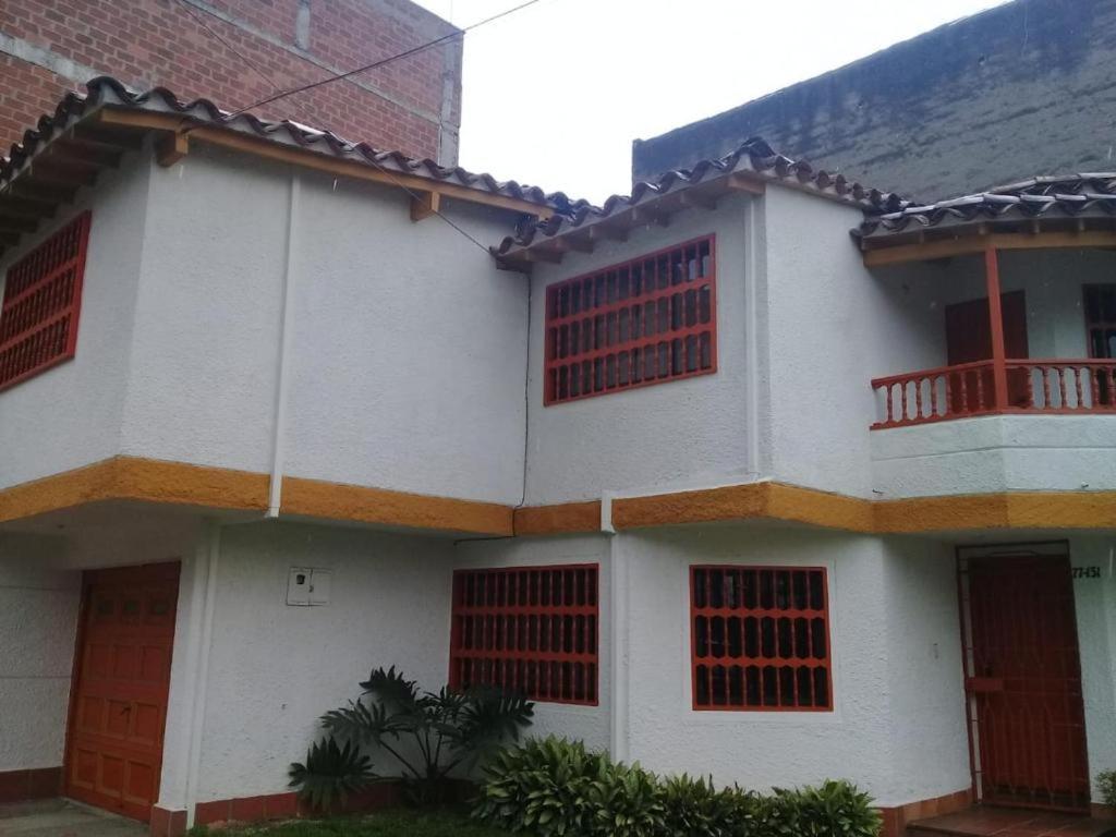 Hostel Casa Palmas Del Estadio 2 *