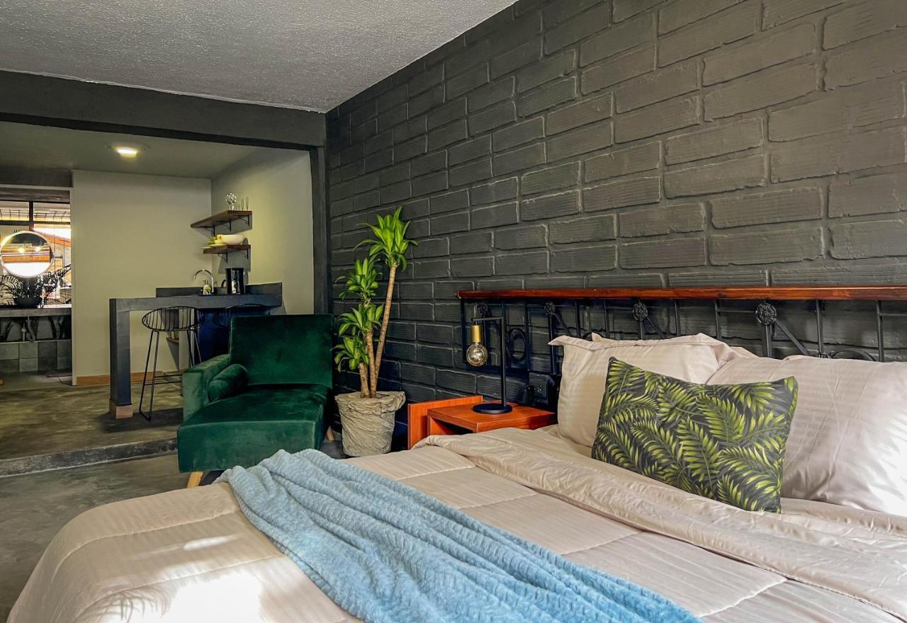 Park & Relax: Your Private Garage Apartment *