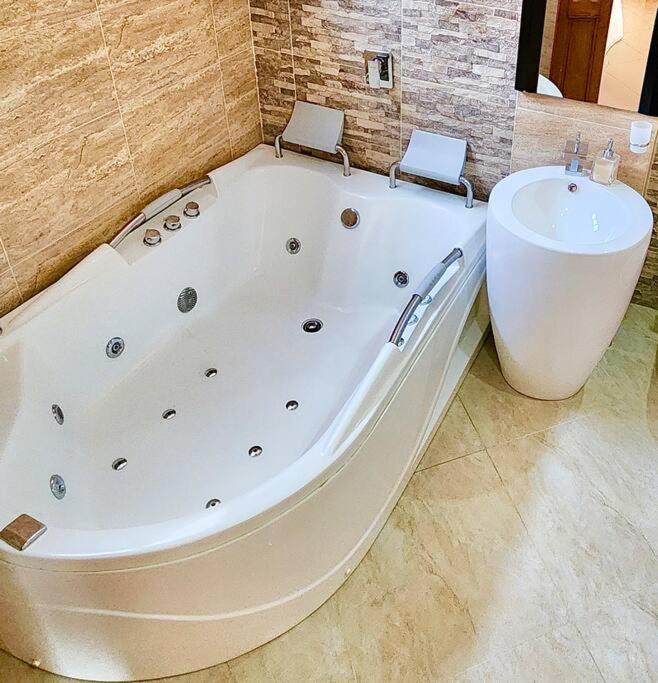 In Laureles With Jacuzzi And Own Gym Apartment