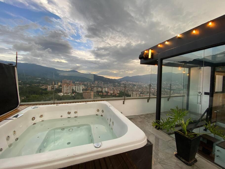 Penthouse Luxurytravelhome Poblado Apartment