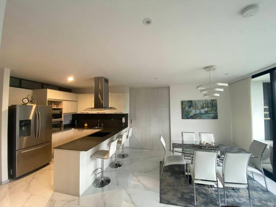 Luxury Apt! Guest Friendly! Great Location! Jacuzzi, Gym, Security! Medellín