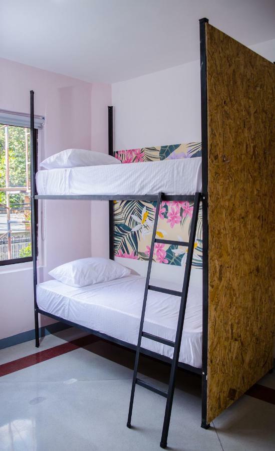 Pura Vida La 70 Hotel