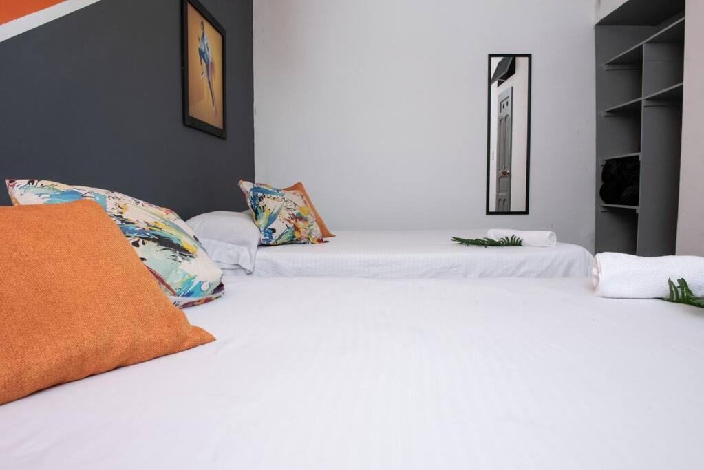 Pleasant House 20 People In Laureles * Medellin